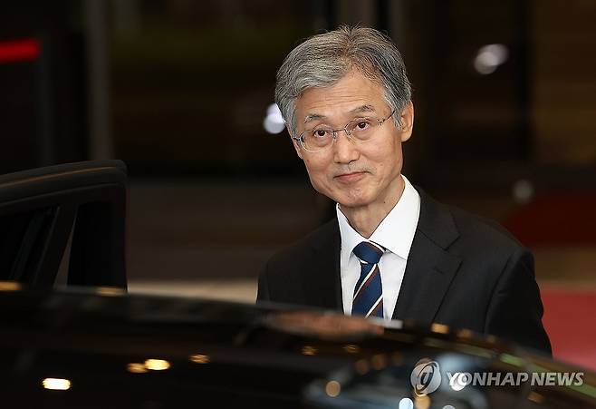 차 타는 조희대 대법원장 (서울=연합뉴스) 김성민 기자 = 조희대 대법원장이 17일 서울 서초구 대법원에서 퇴근하기 위해 차에 오르고 있다. 2025.9.17 ksm7976@yna.co.kr