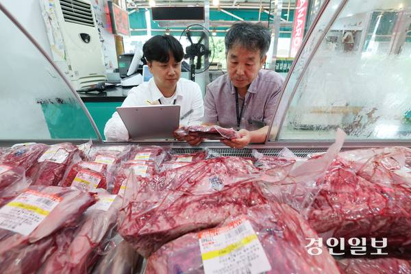 18일 오전 수원시 팔달구 못골종합시장에서 국립농산물품질관리원 경기지원 수원사무소 관계자들이 추석을 앞두고 농축산물 원산지 표시 점검을 하고 있다. 2025.9.18 /최은성기자 ces7198@kyeongin.com