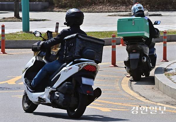 ‘1인분 무료배달’ 서비스에 대해 입점업체와 소비자를 상대로 가격 왜곡과 허위 광고 등 불공정 행위를 했다는 의혹이 제기돼 논란이다. 사진은 배달노동자들이 배달을 하는 모습. /경인일보DB