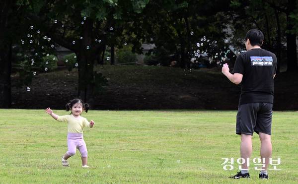 완연한 가을 날씨를 보인 18일 오전 수원시 권선구 탑동시민농장에서 아빠와 아이가 비눗방울 놀이를 하며 다정한 시간을 보내고 있다. 2025.9.18 /임열수기자 pplys@kyeongin.com