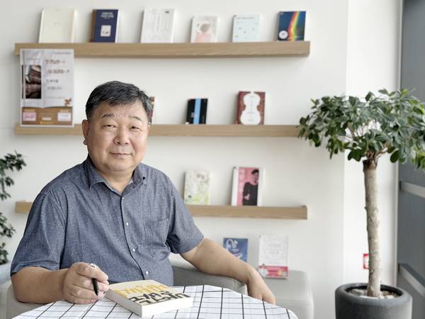 자전적 에세이 ‘말 없는 거행 씨’를 출간한 박거행 팀장은 “30여 년의 공직생활을 마무리하며 지난 시간을 돌아보고 앞으로의 길을 모색했다”고 말했다. 2025.9.18 여주/양동민기자 coa007@kyeongin.com