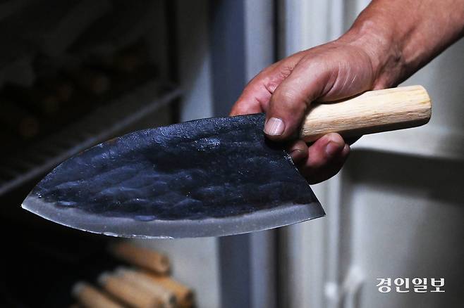 김영환 장인이 좌전칼을 들어보이고 있다.