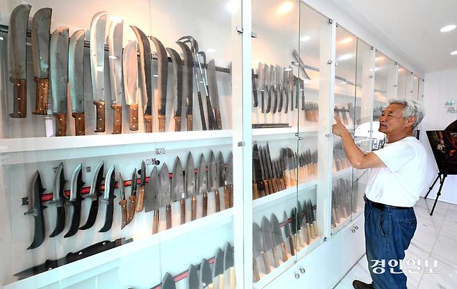 좌전칼부터 캠핑용 칼 등 다양한 종류의 칼을 소개하고 있다.