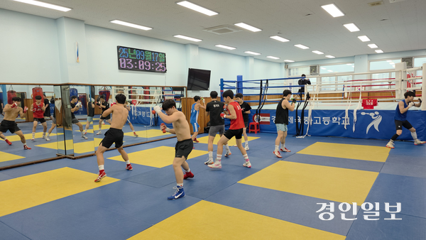 경기체고 복싱부 선수들이 다음달 17일 열리는 제106회 전국체육대회를 위해 훈련하고 있다. 2025.9.17 /이영선기자 zero@kyeongin.com