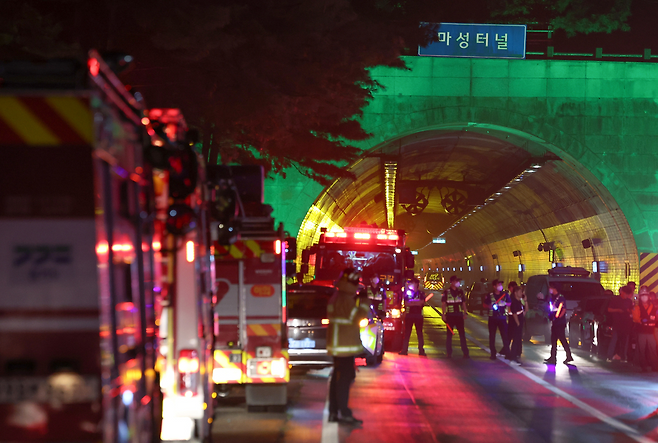 ▲&nbsp;지난 16일 용인 처인구 마성터널 화재현장에 소방대원들이 출동한 모습.&nbsp;/전광현 기자 maggie@incheonilbo.com