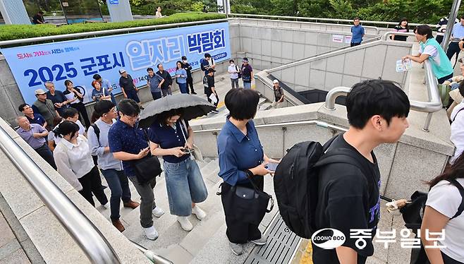 18일 오후 군포시청 대회의실에서 열린 2025 군포시 일자리 박람회가 일자리를 찾는 구직자들로 붐비고 있다. 임채운기자