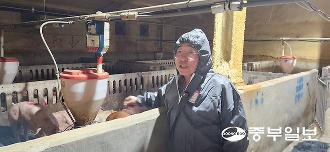 태돈영농조합법인의 주정형 이솔농장 대표가 돈사 관리 방법에 대해 설명하고 있다. 최영재기자