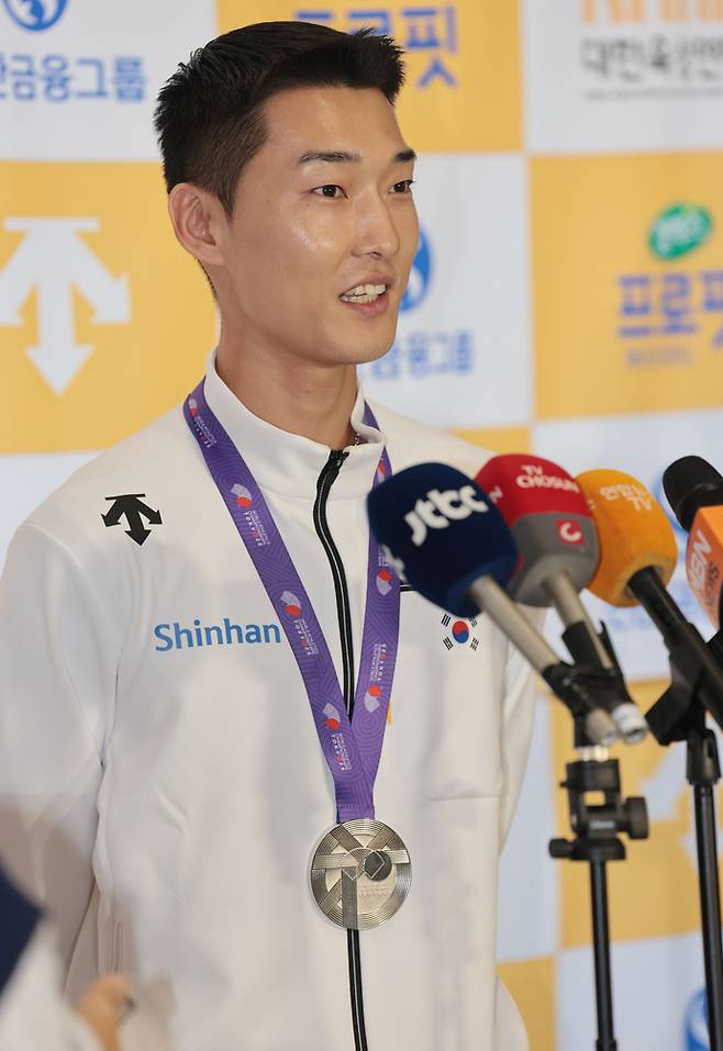 2025 도쿄 세계육상선수권대회 남자 높이뛰기 결선에서 은메달을 획득한 우상혁이 18일 서울 강서구 김포국제공항으로 귀국한 뒤 취재진과 인터뷰를 하고 있다. 연합