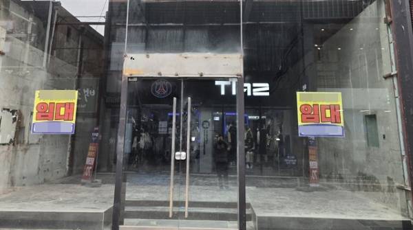 충북 청주 성안길의 한 건물이 빈 채 임대 안내문이 붙어 있다. /충청타임즈DB