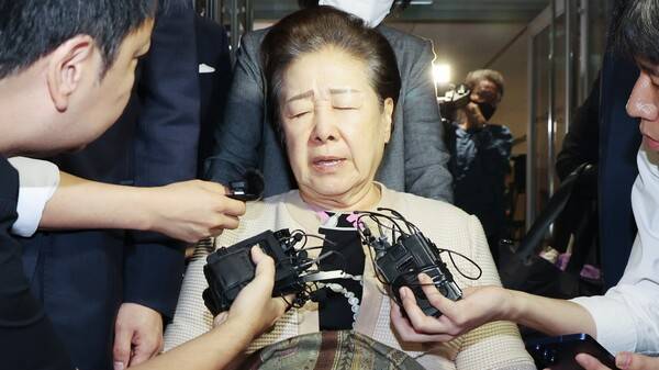 한학자&nbsp;통일교 총재가 지난 17일 서울 종로구 KT광화문빌딩에 마련된 민중기 특별검사팀 사무실에서 조사를 받은 뒤 귀가하고 있다. 연합뉴스