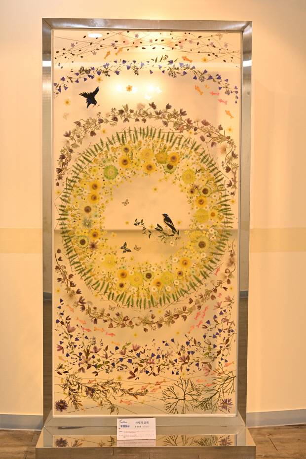 올해 대한민국 압화대전에서 종합대상을 받은 신정옥 작 ‘사랑의 굴레’. /최현배 기자