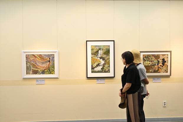 한국압화박물관을 찾은 방문객들이 올해 대한민국 압화대전 수상작들을 감상하고 있다. /최현배 기자