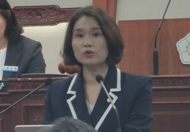 지난 17일 전춘성 진안군수를 상대로 군정질문을 펼치고 있는 이루라 진안군의회 부의장 / 사진=국승호 기자