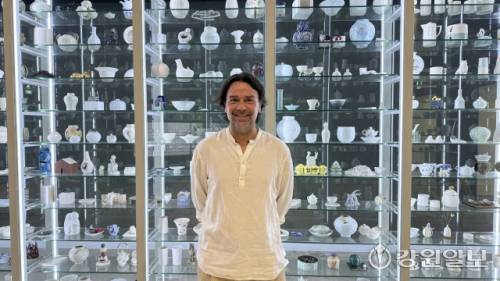 ◇스페인 출신 세계적인 조각가 데이비드 로드리게스 카발레로(David Rodriguez caballero·55)를 지난 13일 양구백자박물관에서 만났다. 사진=홍예빈기자