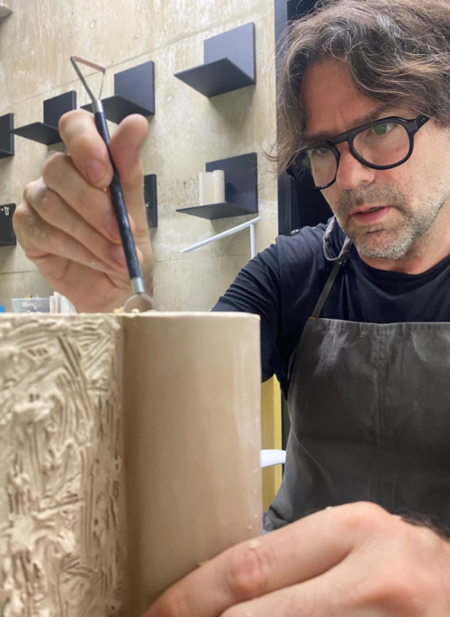 ◇스페인 출신 세계적인 조각가 데이비드 로드리게스 카발레로(David Rodriguez caballero)가 양구백토마을 레지던스에서 작업을 이어가고 있다. 사진=데이비드 작가 제공.