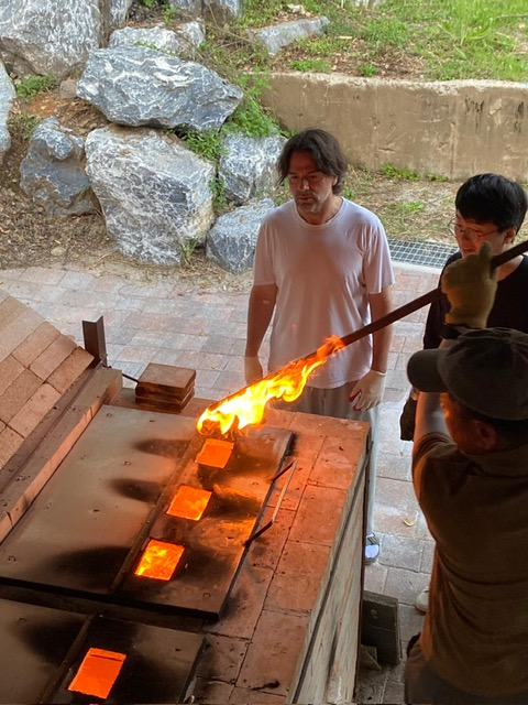 ◇스페인 출신 세계적인 조각가 데이비드 로드리게스 카발레로(David Rodriguez caballero)가 양구백토마을 레지던스에서 작업을 이어가고 있다. 사진=데이비드 작가 제공.