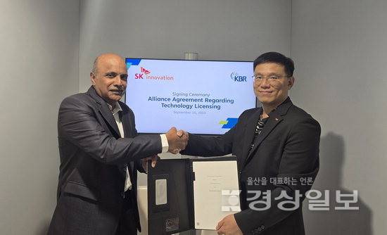 ▲ 김필석(오른쪽) SK이노베이션 환경과학기술원장과 가우탐 크리슈나이아 KBR 최고기술책임자가 양해각서를 체결하고, 기념촬영하고 있다. SK이노베이션 제공