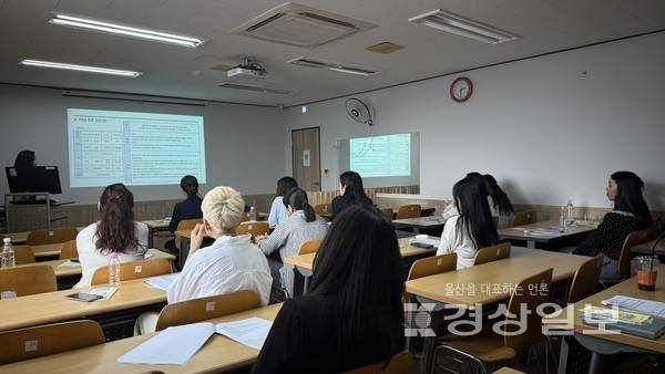 울산동구가족센터(센터장 이정숙)는 18일 결혼이민자 통번역사 자격과정 교육생과 센터 직원, 관계 공무원 등 20명이 참석한 가운데 김해 외국인근로자지원센터를 방문해 선진지 견학을 실시했다.