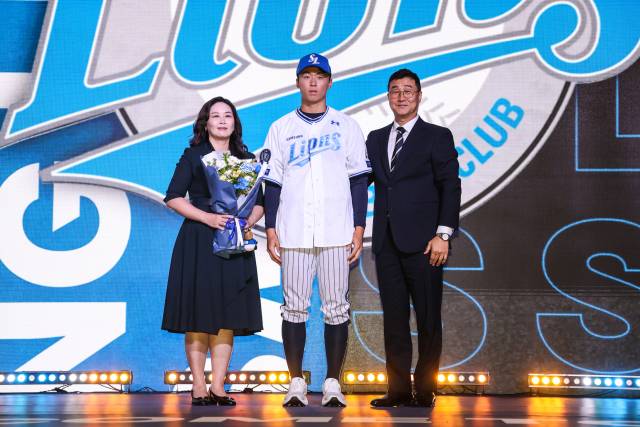 삼성 라이온즈가 2026 신인 드래프트에서 1순위로 지명한 서울고 이호범이 어머니, 이종열 삼성 단장과 기념 사진을 찍고 있다. 삼성 제공