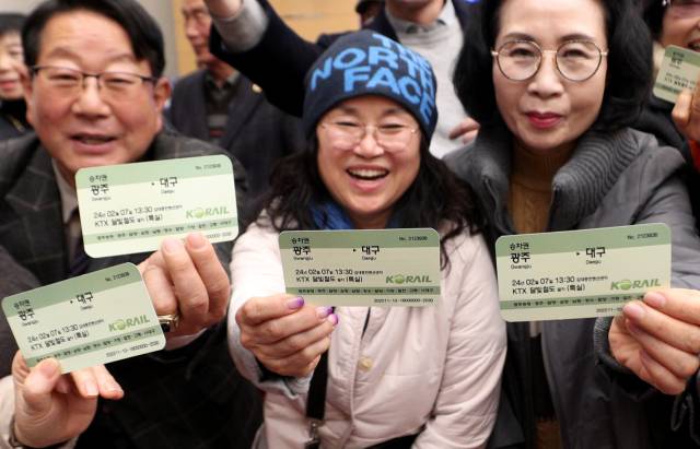 지난해 2월 7일 광주광역시 김대중컨벤션센터에서 열린 달빛철도특별법 국회통과 축하행사에서 시민들이 광주-대구 달빛철도 모의 승차권을 들고 기념촬영을 하고 있다. 매일신문 DB