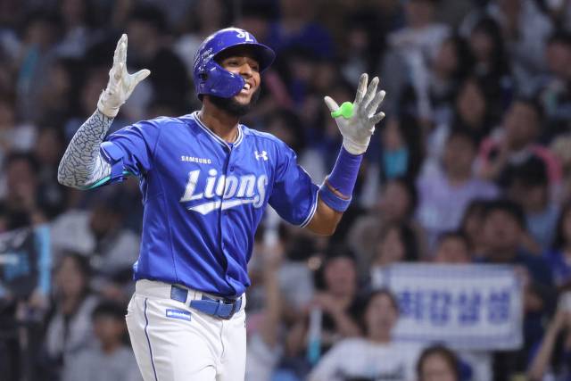삼성 라이온즈의 르윈 디아즈가 18일 창원에서 열린 NC 다이노스와의 경기 4회초 역대 외국인 타자 최다 홈런 타이 기록인 48호 홈런을 친 뒤 그라운드를 돌며 기뻐하고 있다. 삼성 제공