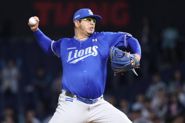 삼성 라이온즈의 아리엘 후라도가 18일 창원에서 열린 NC 다이노스와의 경기에 선발 등판해 투구하고 있다. 삼성 제공