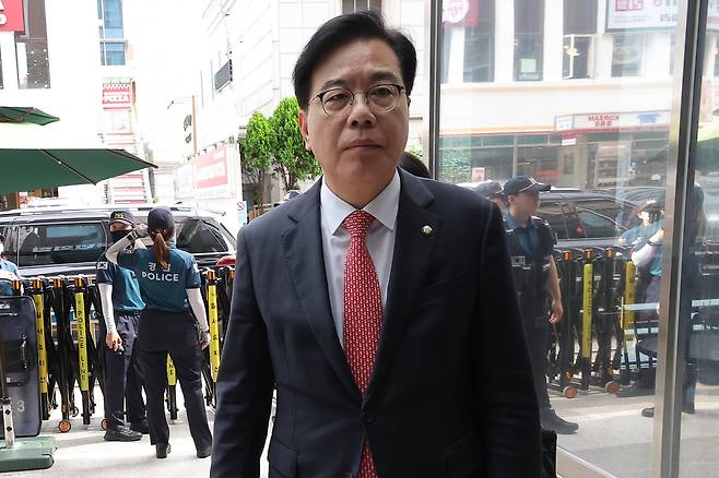 김건희 여사의 의혹들을 수사하는 민중기 특별검사팀이 ‘통일교 집단 입당’ 의혹과 관련해 국민의힘 당사 압수수색에 나선 18일 국민의힘 송언석 원내대표가 압수수색을 막기 위해 서울 여의도 당사로 들어가고 있다. /연합뉴스