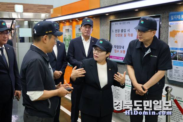 산업현장을 찾은 임이자 국회의원이 회사 관계자들과 대화를 나누고 있다.