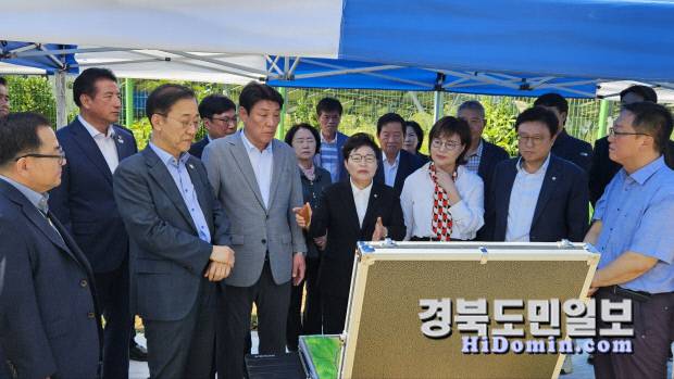 국회 상임위 활동으로 현장을 찾은 임이자 국회의원이 동료 의원들과 함께 관계 공무원으로부터 현황을 보고받고 있다.