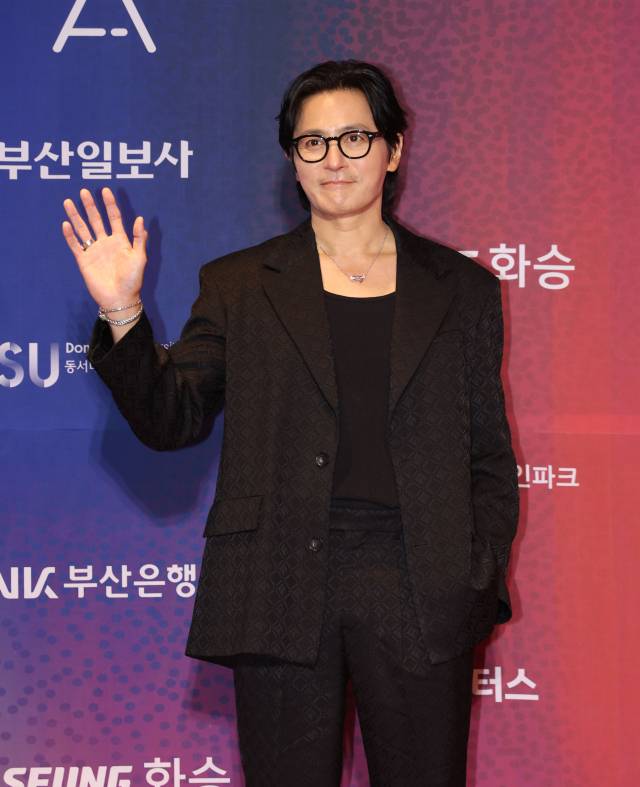 2025 부일영화상이 18일 오후 부산 해운대구 시그니엘 부산 그랜드볼룸에서 열렸다. 영화상에 참석한 배우 장동건이 포토월에서 포즈를 취하고 있다. 정종회 기자 jjh@