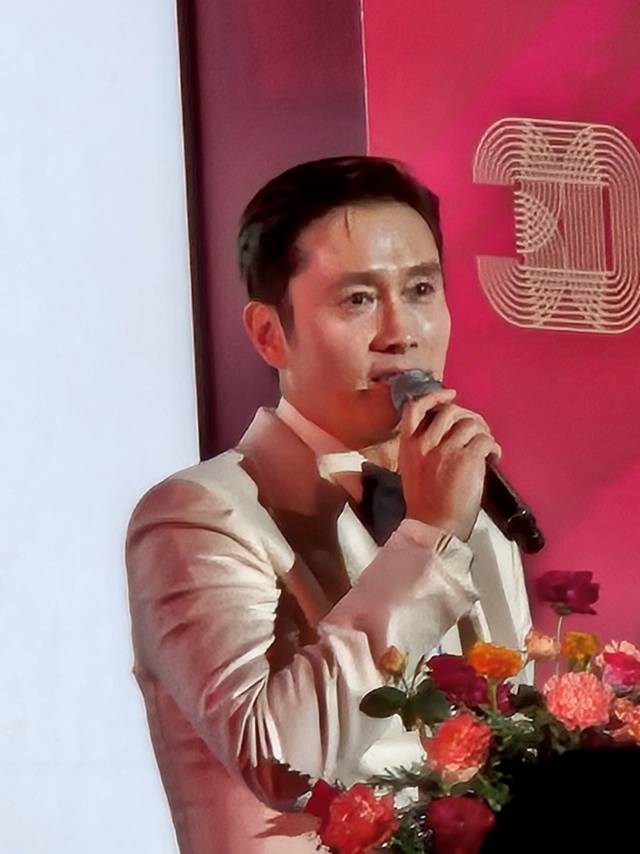 17일 오후 영화의전당에서 야외극장에서 열린 제30회 부산국제영화제 개막식 사회를 보고 있는 이병헌 배우. 김은영 기자 key66@