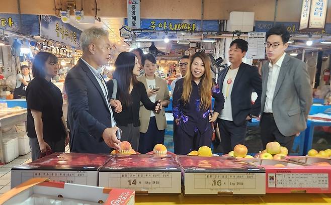 ▲ 윈섬 아우 홍콩경제무역 수석대표(오른쪽 세번째)가 18일 경주 전통시장인 중앙시장을 방문해 현장을 둘러보고 있다. 경주시