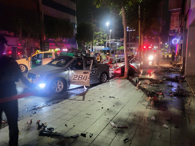 ▲ 18일 오전 1시 53분께 포항시 북구 상원동 한 도로에서 개인택시 전기자동차가 전봇대와 인근 상가를 들이받고 화재가 나 기사 A씨(70대)가 사망한 가운데, 당시 사고 현장 모습. 경북일보 독자 제공