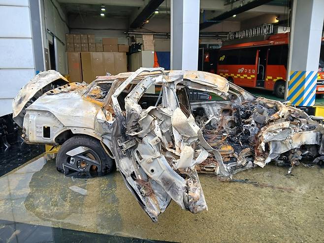 ▲ 18일 오전 1시 53분께 포항시 북구 상원동 한 도로서 개인택시 전기자동차 화재로 기사 A씨(70대)가 사망한 가운데, 해당 차량이 보존되고 있는 모습. 경북일보 독자 제공