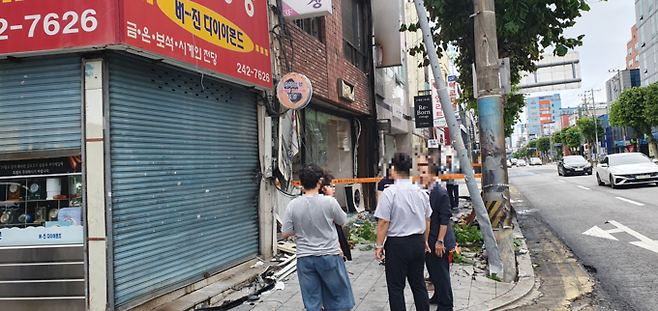 ▲ 18일 오전 1시 53분께 포항시 북구 상원동 한 도로에서 개인택시 전기자동차가 전봇대와 인근 상가를 들이받고 화재가 나 기사 A씨(70대)가 사망한 가운데, 사고 현장 모습. 황영우 기자