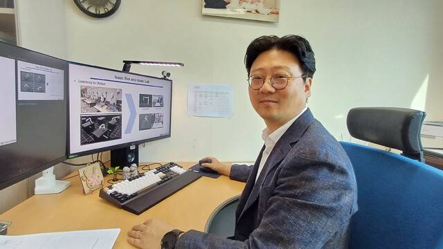 자율성에 기반한 AI로봇 연구에 매진하고 있는 국립금오공대 기계공학부 손정우 교수. 김명규 기자