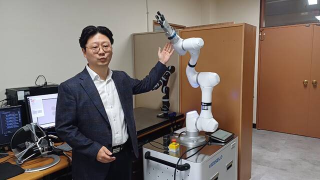 손정우 교수가 산업현장에 쓰이는 협동로봇에 대해 설명하고 있다. 김명규 기자