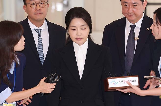 도이치모터스 주가조작 연루 의혹 등을 받는 김건희 여사가 지난달 6일 오전 서울 종로구 김건희 특검팀(특별검사 민중기)사무실에 피의자 신분으로 소환되고 있다. 사진=뉴시스