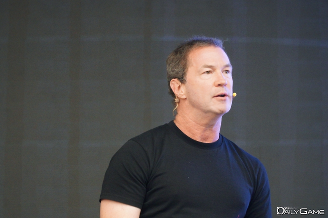 '알케론' 개발 초기 과정을 소개한 본파이어스튜디오 롭 팔도 대표.