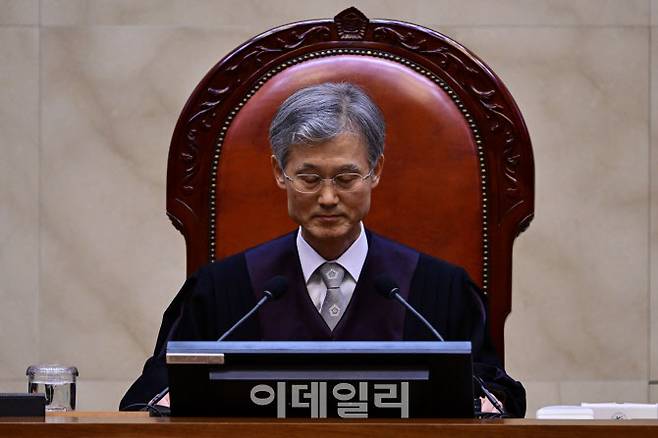 조희대 대법원장이 지난 5월 1일 오후 서울 서초구 대법원 대법정에서 이재명 당시 더불어민주당 대선 후보의 공직선거법 위반 사건 상고심 선고를 준비하며 생각에 잠겨 있다. (사진=공동취재단)