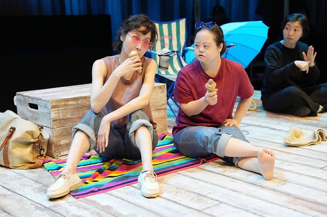 연극 ‘젤리피쉬’의 한 장면.(사진=한국장애인문화예술원).