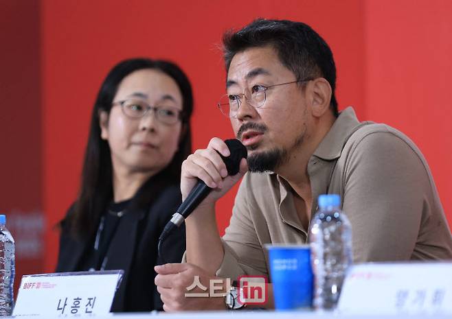[이데일리 스타in 노진환 기자] 나홍진 감독이 18일 부산 해운대구 우동 영화의전당에서 열린 제30회 부산국제영화제 경쟁 심사위원 기자회견에 참석, 소감을 밝히고 있다.