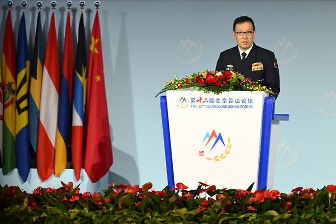 둥쥔 중국 국방부장이 18일 오전 베이징에서 열린 샹산포럼 개막식 기조연설을 하고 있다. (사진=AFP)
