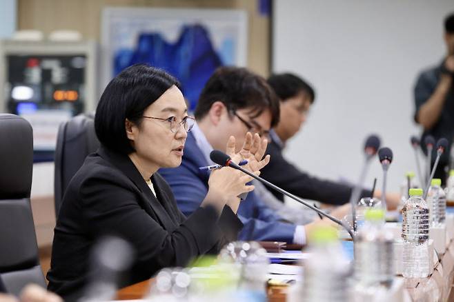 한성숙 중소벤처기업부 장관이 18일 서울 서초구 한국벤처투자에서 열린 ‘AI·딥테크 유니콘 육성을 위한 벤처투자 정책과제 간담회’에서 인사말을 하고 있다.(사진=중소벤처기업부)