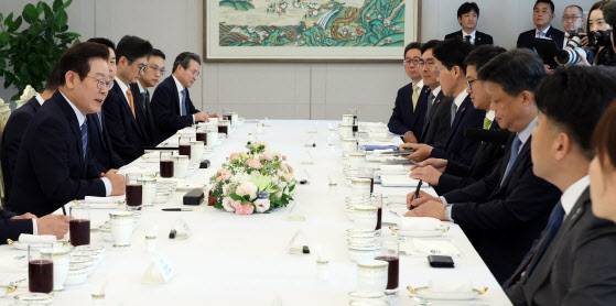 이재명 대통령이 18일 용산 대통령실에서 증권사 리서치센터장들과 오찬 간담회를 하고 있다. (사진=연합뉴스)