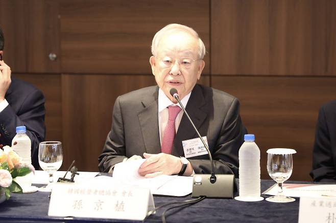 손경식 경총 회장이 18일 서울 롯데호텔에서 열린 ‘제2차 한중경영자회의’에서 발언하고 있다.(시잔=경총)