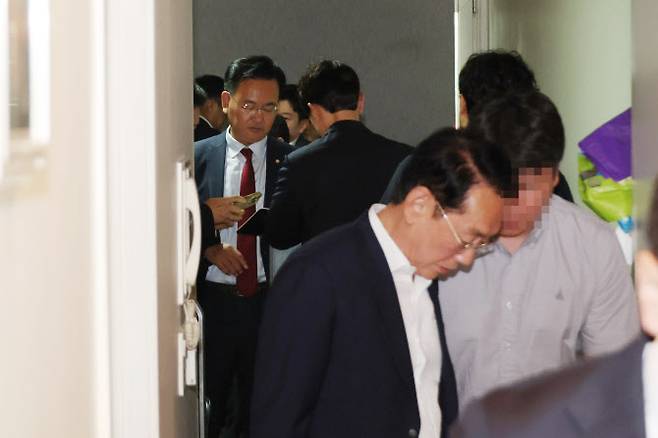 국민의힘 유상범 원내수석부대표를 비롯한 의원들이 18일 서울 여의도의 국민의힘 당원명부 DB 관리업체에서 특검팀의 압수수색에 대응하고 있다. (사진=연합뉴스).
