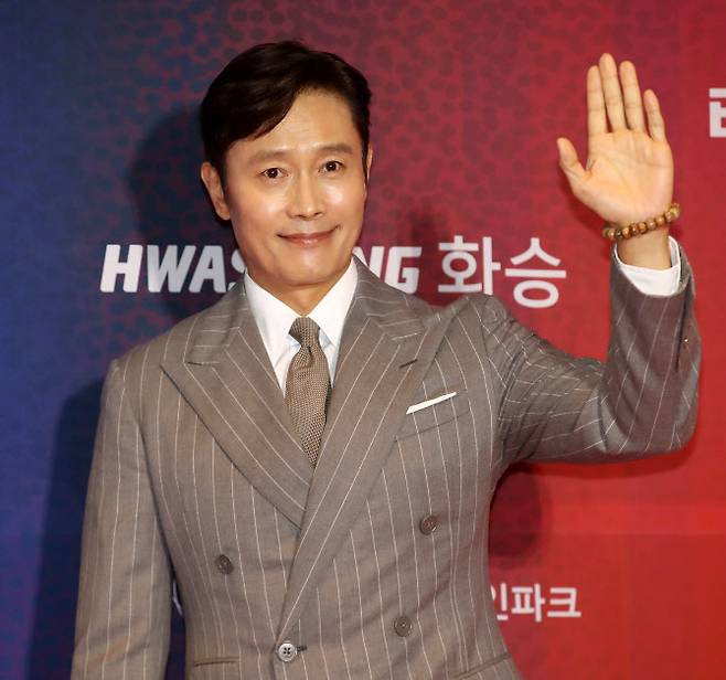 배우 이병헌이 18일 오후 부산 해운대구 시그니엘 부산에서 열린 ‘2025 부일영화상’ 레드카펫 행사에 참석해 포즈를 취하고 있다.(사진=뉴스1)