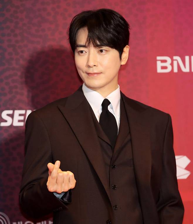 배우 이준혁이 18일 오후 부산 해운대구 시그니엘 부산에서 열린 ‘2025 부일영화상’ 레드카펫 행사에 참석해 포즈를 취하고 있다.(사진=뉴스1)