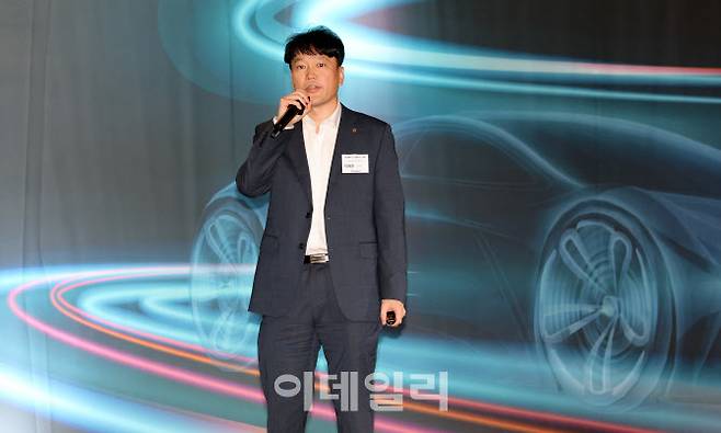 박매훈 한화에어로스페이스 유무인복합연구센터장이 18일 서울 여의도 FKI플라자에서 열린 ‘2025 이데일리 K-모빌리티 포럼’에서 ‘AI 자율무기의 혁신과 R&D 가속화 방인’이란 주제로 발표를 하고 있다. ‘2025 이데일리 K-모빌리티 포럼’에서는 현대자동차, 삼성디스플레이, SK온, 한화에어로스페이스, HD한국조선해양 등 국내 유수의 기업들이 참여해 각 산업 현장에서 AI 모빌리티가 어떻게 발전하고 우리의 삶을 바꾸고 있는지 논의할 예정이다.(사진=이데일리 방인권 기자)